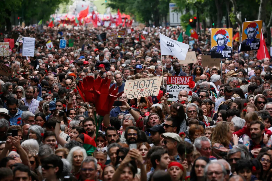 Um milhão de pessoas nas ruas de todo o país mostram a força e o legado da Revolução Portuguesa